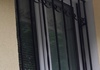 Крепкие металлические решетки на окна.